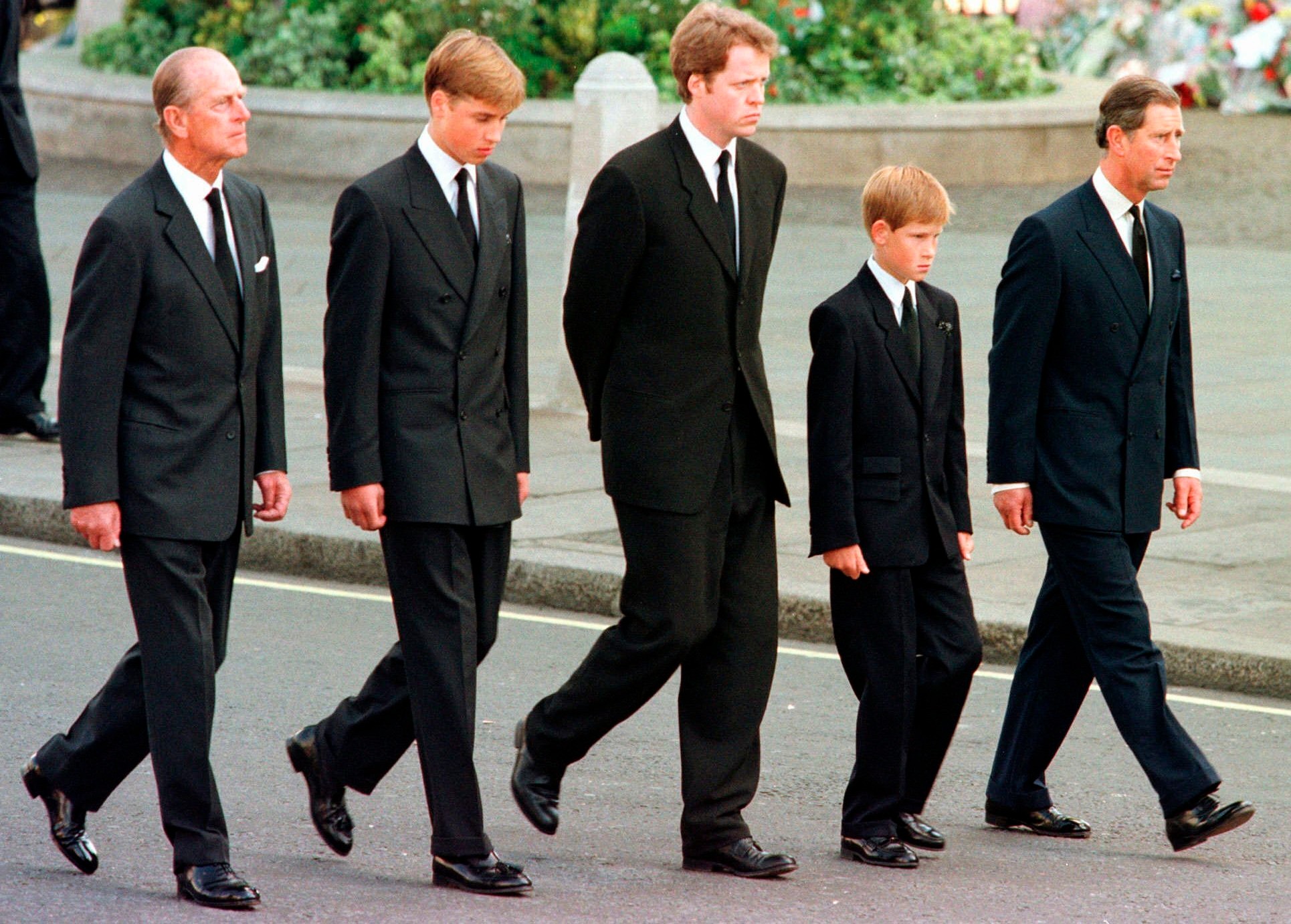 Pohreb princeznej Diany - William a Harry kráčajú za rakvou